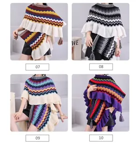 Détails de gros plan du poncho tricoté en zigzag colorblock style ethnique à franges.