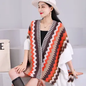 Vue détaillée de la cape en tricot ethnique à franges pour femmes avec manches à volants.
