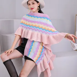 Poncho tricoté style ethnique pour femme avec motif zigzag coloré, volants et franges élégantes.