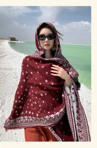 Nahaufnahme des ethnischen Kapuzenumhangs mit Sternenmuster, rotes Reiseschal für Damen.