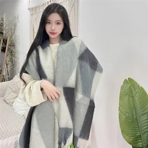 Gemütlicher Mohair-Mischgewebe Winterschal Detail, weicher geometrischer Schal für kalte Tage.