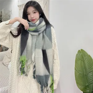 Detailaufnahme des warmen Mohair-Loop-Garn-Karoschals für Damen, kuschelig und schick.