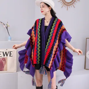 Vue détaillée du poncho cape en tricot coloré avec franges et volants, design ethnique élégant.