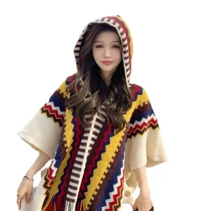 Poncho à capuche en tricot motif ethnique avec franges, châle d'extérieur pour femme vue principale.