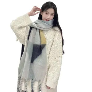 kuscheliger karierter Fransen-Schal, perfekt kombiniert mit einem warmen weißen Strickpullover.