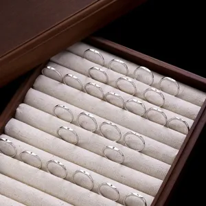 Detailansicht des Titanstahl Rings mit gravierten Alphabet Mustern fur Damen Mode.
