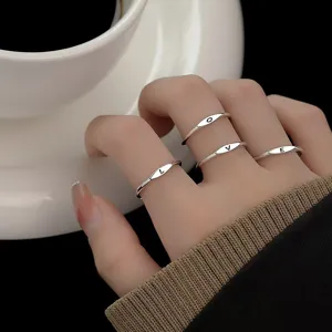 Zarter Titanstahl Alphabet Gravur Ring Detailaufnahme, modischer minimalistischer Stil.