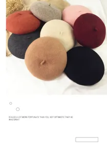 Vista dettagliata di berretti di lana multicolore da donna autunno inverno elegante cappello