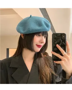 Detail view of the stylish blue wool beret featuring a soft texture, perfect for autumn and winter outfits.