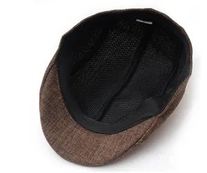 Berretto piatto in lino a rete traspirante marrone vista dettagli, cappello estivo.
