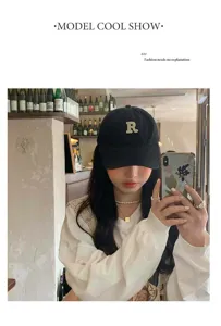 Gorra de béisbol negra para mujer con bordado de letra R, visera curva estilo vintage.