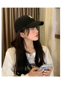 Moderna gorra de béisbol negra clásica con visera curva y parche R, estilo retro urbano.