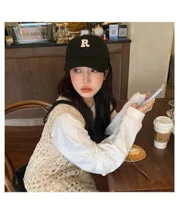 Gorra de béisbol negra para mujer con bordado R retro, visera curva, estilo urbano casual.