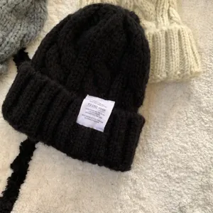 Chunky knit beanie hat for women, warm winter slouchy cap with cozy soft material, black stylish.