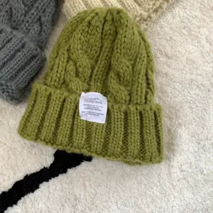 Beau bonnet en tricot épais vert style hivernal chaud et confortable pour femme