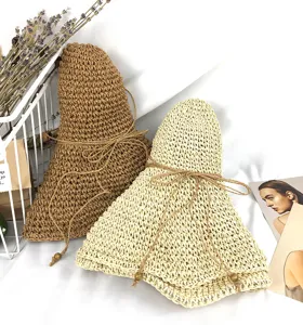 Handgemachter hohler Strohsonnenhut Detail, breite Krempe Strandhut mit Schleife und Holzperlen.