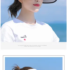 Ensemble chapeau vide de protection solaire et t-shirt blanc, visière de plage anti-UV.