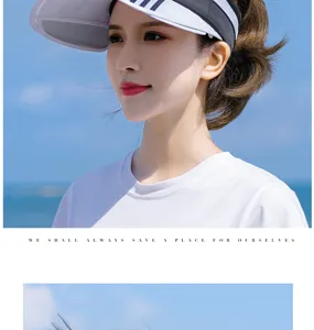 Vue détaillée de la visière de soleil d'été pour femmes haut vide extérieur anti-UV chapeau de soleil.