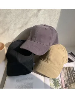 Vista dettagliata di cappelli da baseball tinta unita in grigio, nero e kaki, struttura solida.
