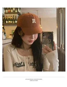 Gorra de béisbol marrón retro americana con bordado de letra R blanca, visera curva streetwear.