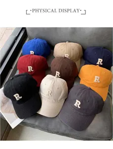 Detalles en primer plano de gorras de béisbol multicolor con bordado R y diseño de visera curva.