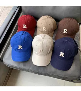 Primer plano detallado de elegantes gorras de béisbol retro americanas con logo R.