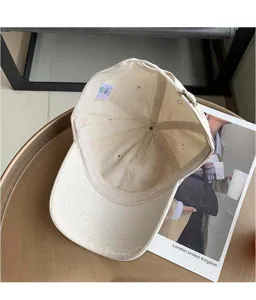 Gorra de béisbol beige para mujer, sombrero casual con hebilla metálica ajustable.