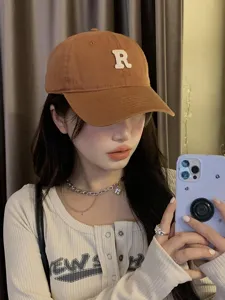 Gorra de béisbol marrón retro americana con bordado de letras R blancas visera curvada