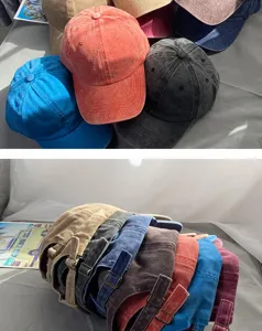 Vista detallada de gorras de béisbol lisas y desgastadas con hebillas metálicas ajustables.