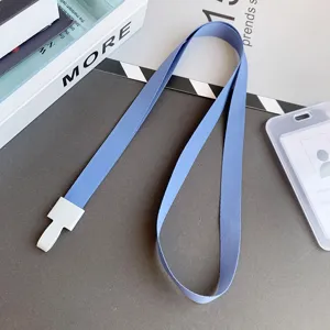 Blauwe lanyard met witte kunststof clip, 1.5 cm breed ID-badge koord voor werkkaarten en pasjes.