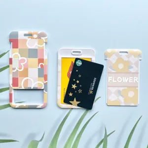 Portatarjetas de PVC floral lindo con cubierta deslizante para tarjetas de estudiante y transporte.