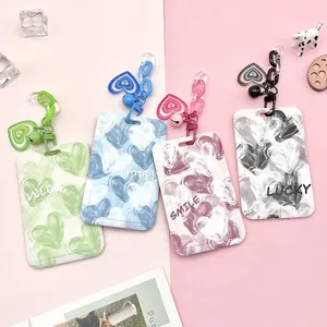 Porta Carte in Plastica con Motivo a Cuore Sbalzato Creativo per Studenti Campus Controllo Accessi Protezione per Carta Pasto con Pendente