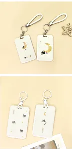 Détail de porte-carte chat noir mignon avec lanière et anneau métallique, beau design.