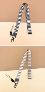 Detailansicht des breiten Rautenmuster-Schluesselbands mit Metallverschluss fuer Ausweise.