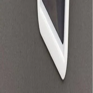 Detalle de la esquina del tarjetero de plástico blanco, mecanismo deslizante muy suave.