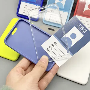 Portatarjetas de identificación vertical con cubierta transparente y funda de silicona.
