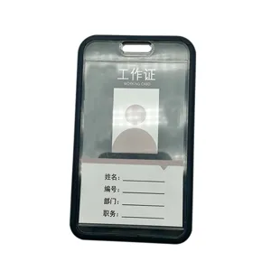 Portatarjetas de identificación vertical con marco de goma negra y funda transparente.