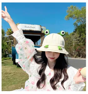 Cute frog bucket hat for women, summer sun protection casual beach hat with 3D frog eyes.