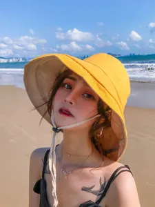 Cappello da sole reversibile giallo da donna, ideale per vacanze al mare e sole.