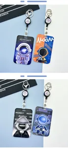 Lindo tarjetero de astronauta de dibujos animados con clip yoyo retráctil para estudiantes.