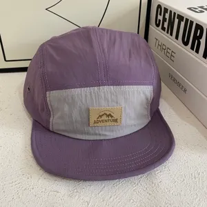 Casquette 5 panneaux violette tendance en tissu séchant rapidement à bord plat.