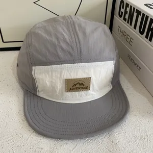 Casquette de baseball à bord court séchage rapide pour homme et femme, détail élégant de chapeau souple.