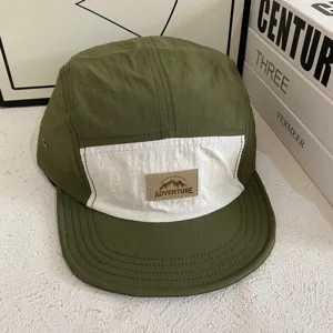 Détail casquette camp olive et blanche, visière souple courte nylon séchage rapide unisexe mode.