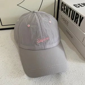 Graue schnelltrocknende Baseballkappe Detail mit rosa Stickerei und atmungsaktivem Stoff.