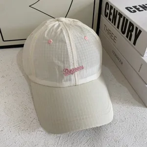 Schnelltrocknende karierte Baseballcap mit rosa Stickerei, atmungsaktiver Sommer Sonnenhut.