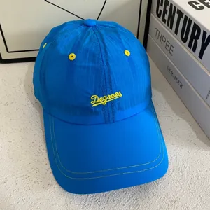 Schnelltrocknende blaue Mesh-Baseballkappe mit gelben Stickbuchstaben fuer Sonnenschutz.