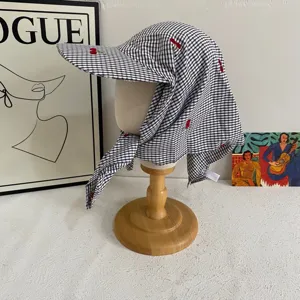 Cappello da sole con visiera a quadretti e ricamo di ciliegie con nastro foulard.