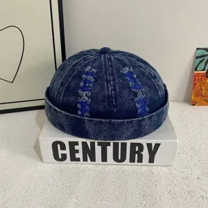 Gedetailleerd uitzicht op gescheurde denim docker muts, vintage gewassen streetwear hoedje.