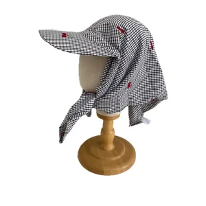 Cappello da sole a quadri con ricamo di ciliegie e protezione per il collo estivo
