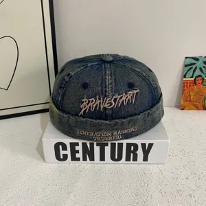 Detailansicht der Vintage Waschung Denim Docker Cap, trendige Mütze mit Umschlag und Stickerei.